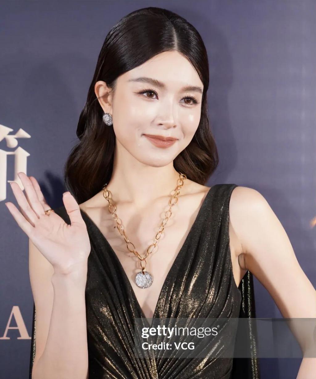 这一夜女星告诉你：干干瘪瘪不叫美，珠圆玉润才更有韵味