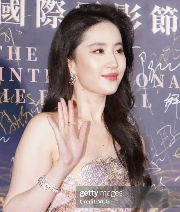 这一夜女星告诉你：干干瘪瘪不叫美，珠圆玉润才更有韵味