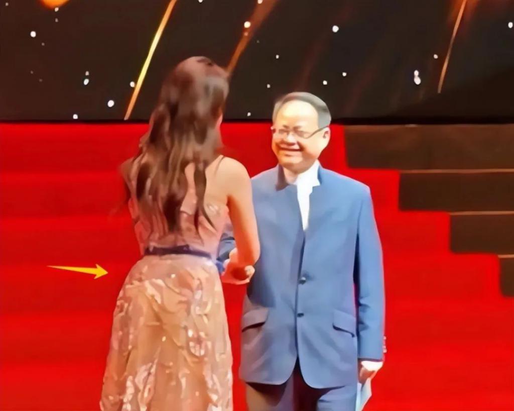 这一夜女星告诉你：干干瘪瘪不叫美，珠圆玉润才更有韵味