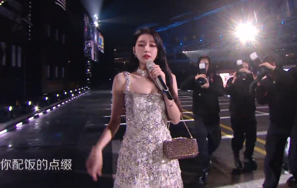 湖南跨年上，张天爱乔欣唱“劈你的雷正在路上”，有意思