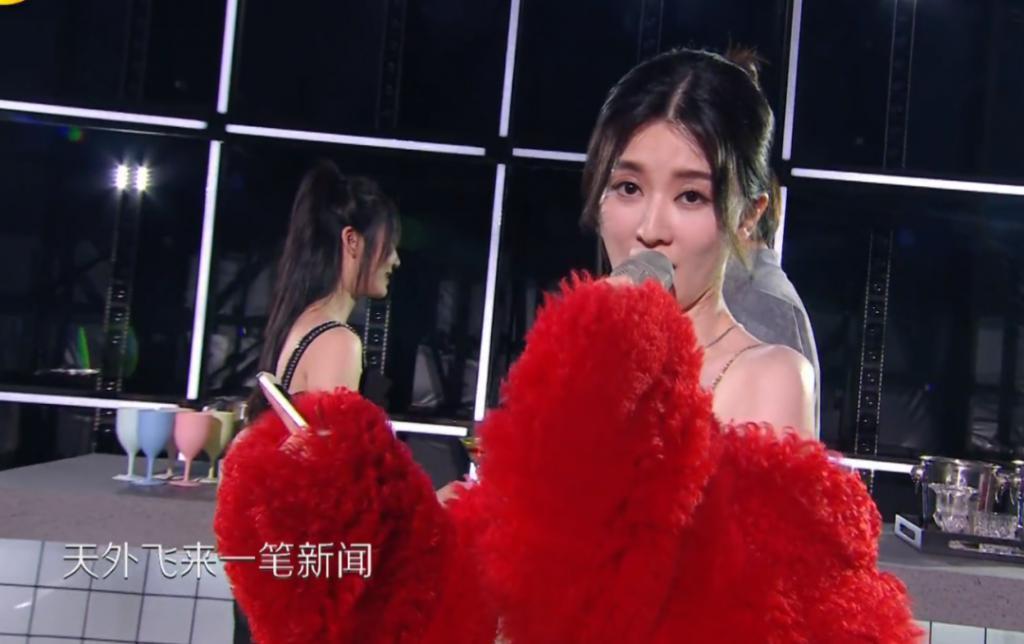 湖南跨年上，张天爱乔欣唱“劈你的雷正在路上”，有意思