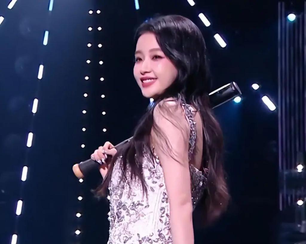 湖南跨年上，张天爱乔欣唱“劈你的雷正在路上”，有意思