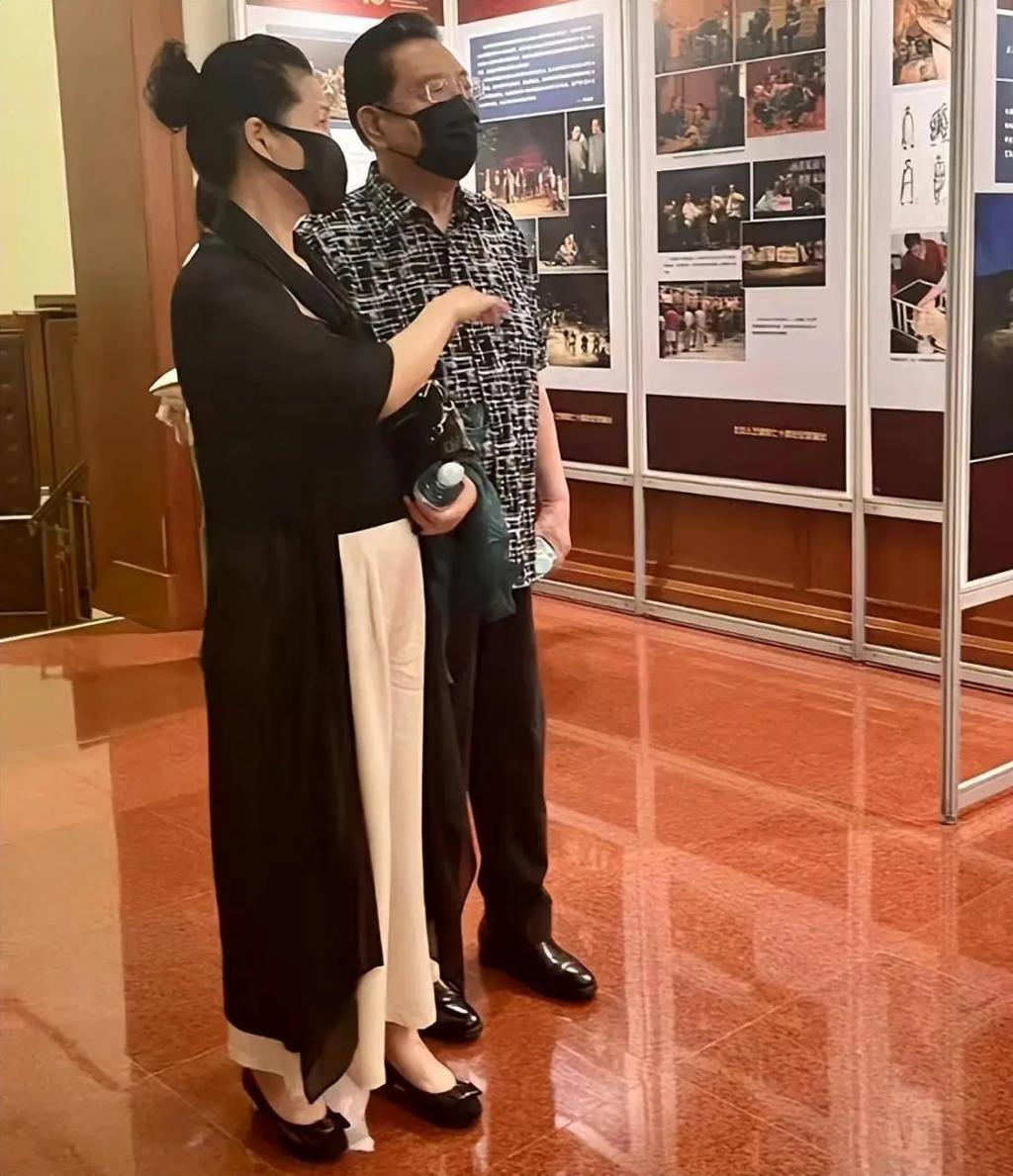 李双江约娇妻看话剧！83岁穿花衬衫太潮似小伙