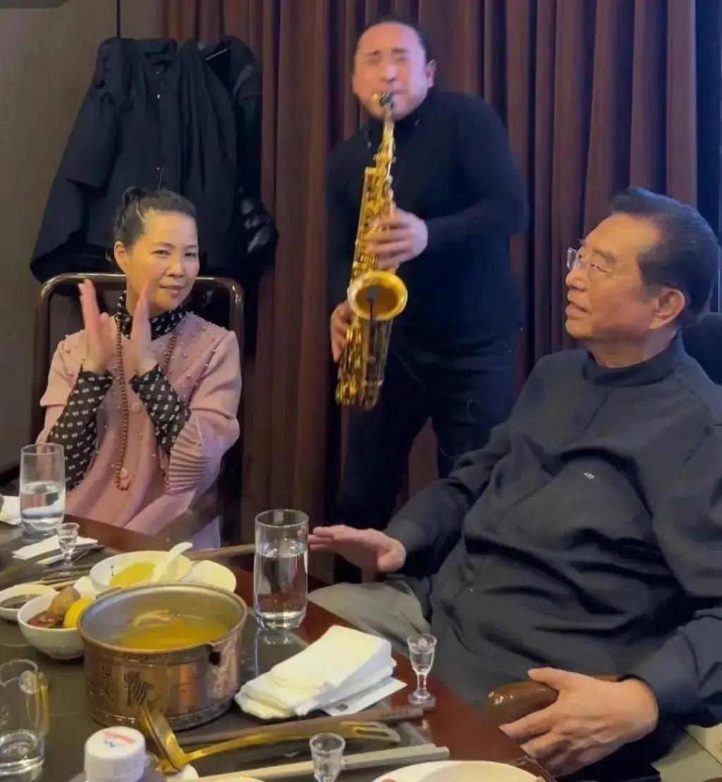 李双江约娇妻看话剧！83岁穿花衬衫太潮似小伙