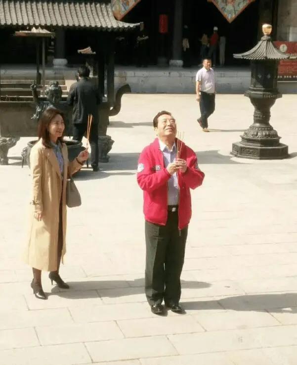 李双江约娇妻看话剧！83岁穿花衬衫太潮似小伙