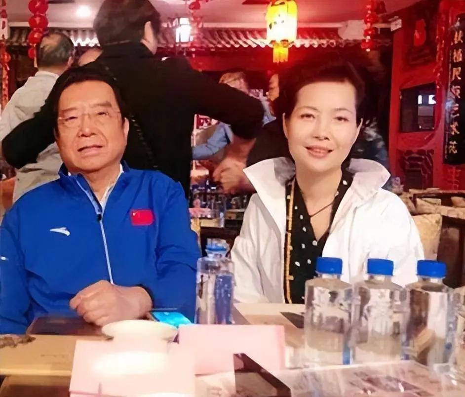 李双江约娇妻看话剧！83岁穿花衬衫太潮似小伙