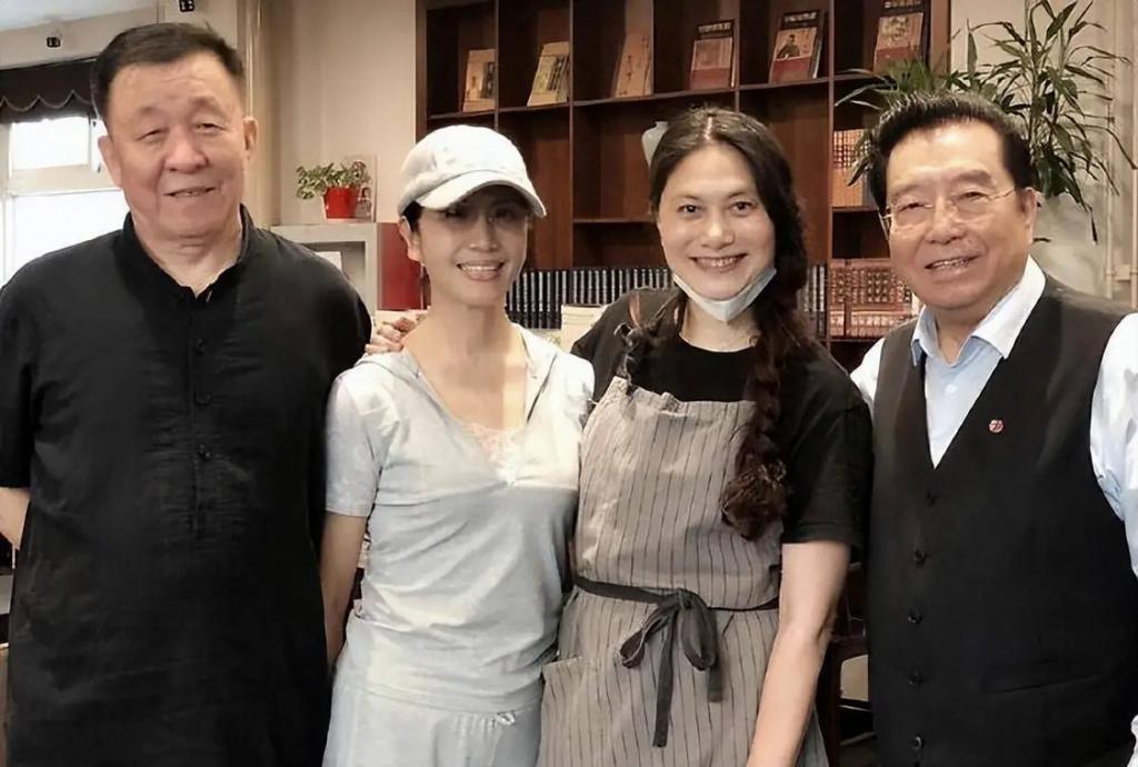 李双江约娇妻看话剧！83岁穿花衬衫太潮似小伙