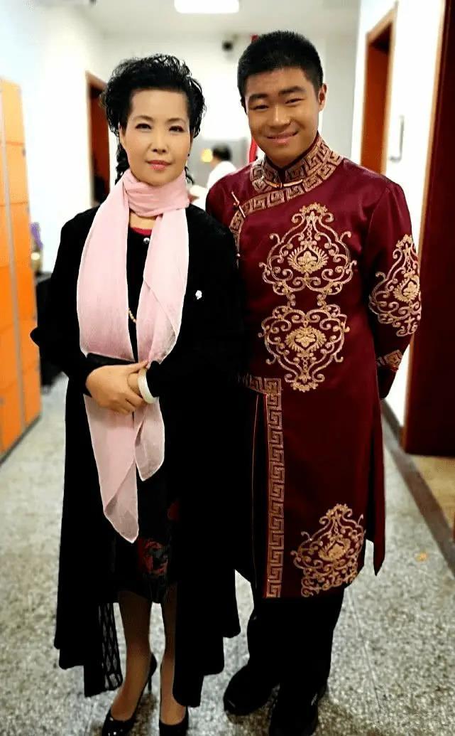 李双江约娇妻看话剧！83岁穿花衬衫太潮似小伙