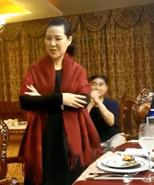 李双江约娇妻看话剧！83岁穿花衬衫太潮似小伙