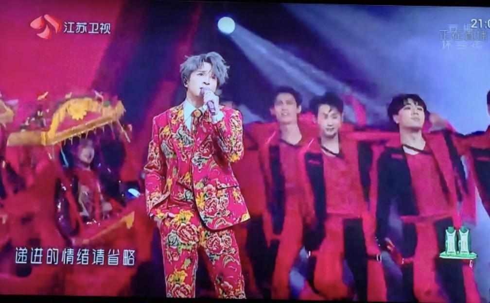 跨年回顾：有搞笑有唱将！而他一出场，收视直接炸了