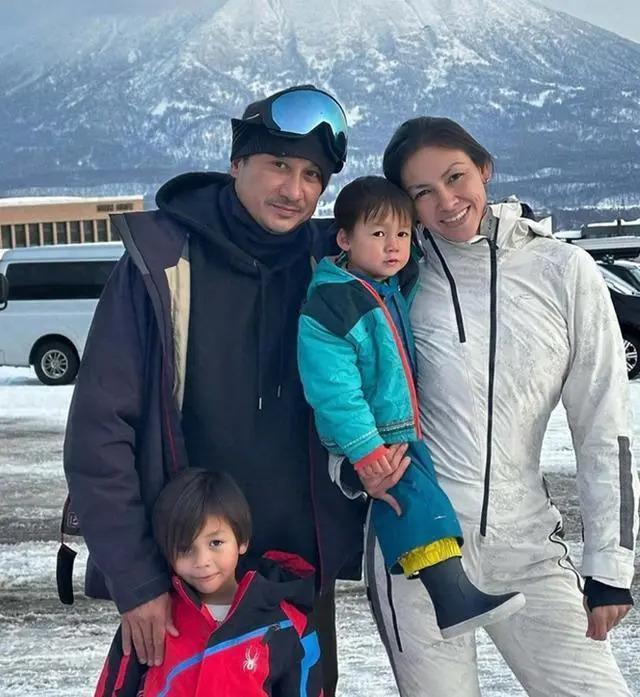 香港名模不穿衣服和两个儿子一起泡温泉引争议：男女有别