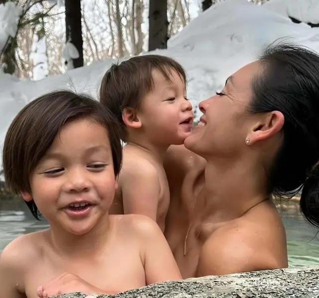 香港名模不穿衣服和两个儿子一起泡温泉引争议：男女有别