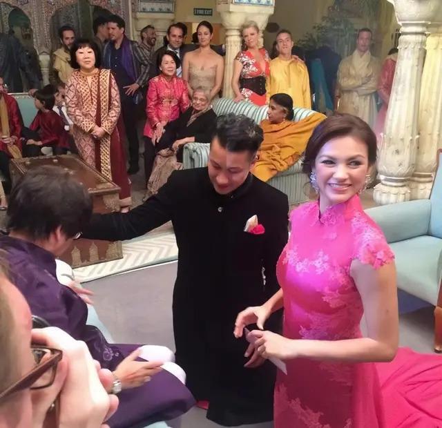 香港名模不穿衣服和两个儿子一起泡温泉引争议：男女有别