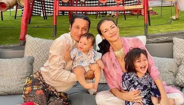 香港名模不穿衣服和两个儿子一起泡温泉引争议：男女有别