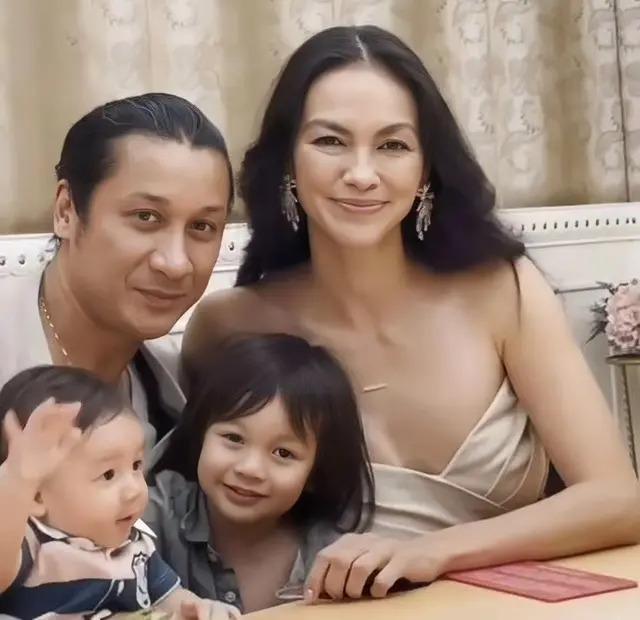 香港名模不穿衣服和两个儿子一起泡温泉引争议：男女有别