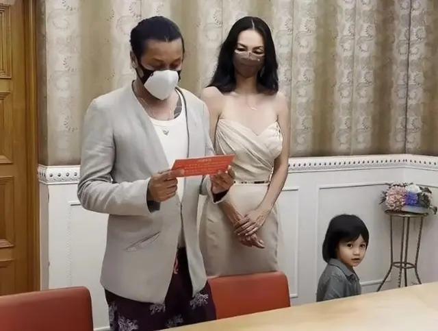 香港名模不穿衣服和两个儿子一起泡温泉引争议：男女有别