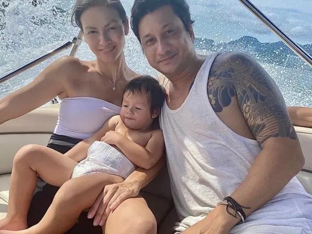 香港名模不穿衣服和两个儿子一起泡温泉引争议：男女有别