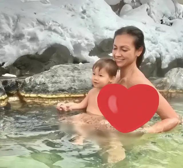 香港名模不穿衣服和两个儿子一起泡温泉引争议：男女有别