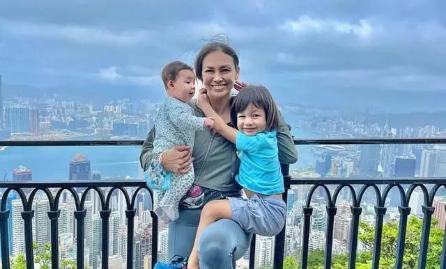 香港名模不穿衣服和两个儿子一起泡温泉引争议：男女有别