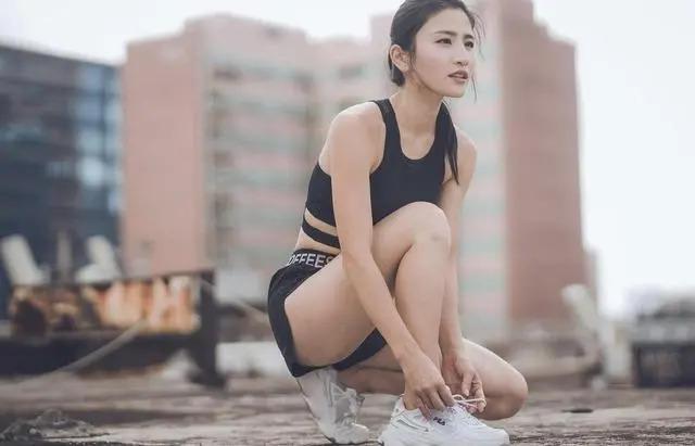 香港名模不穿衣服和两个儿子一起泡温泉引争议：男女有别