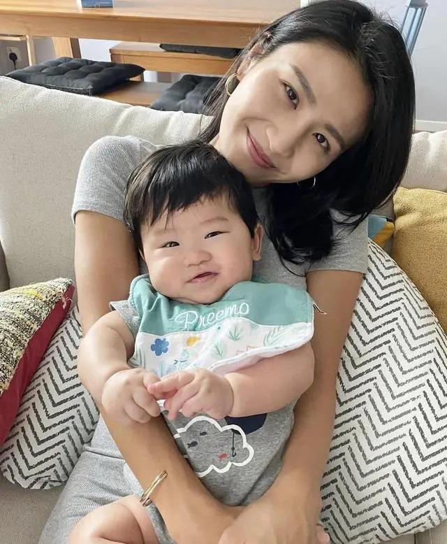 香港名模不穿衣服和两个儿子一起泡温泉引争议：男女有别