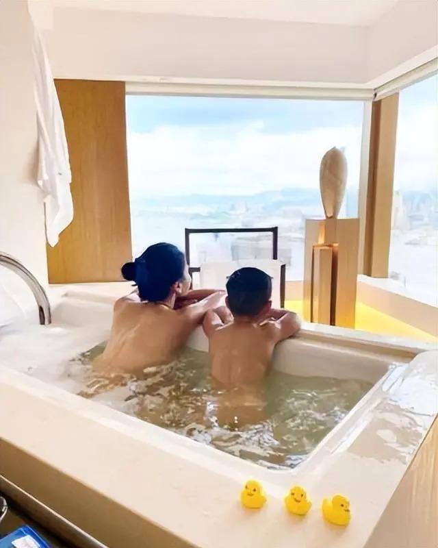 香港名模不穿衣服和两个儿子一起泡温泉引争议：男女有别
