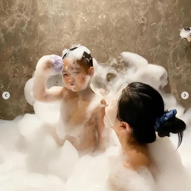 香港名模不穿衣服和两个儿子一起泡温泉引争议：男女有别