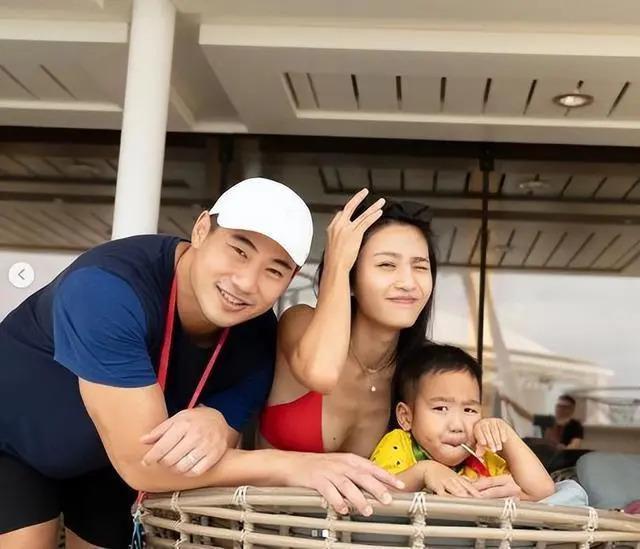 香港名模不穿衣服和两个儿子一起泡温泉引争议：男女有别