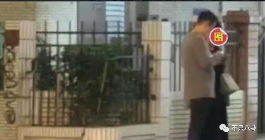 两年换了至少3个女朋友，他可真是一点空窗期都没有啊……