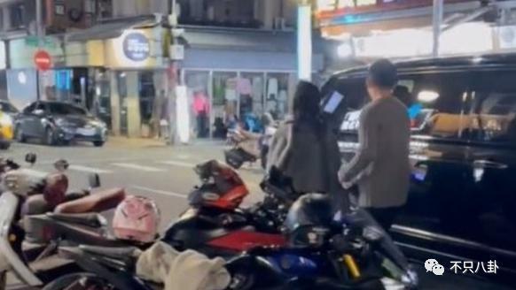 两年换了至少3个女朋友，他可真是一点空窗期都没有啊……