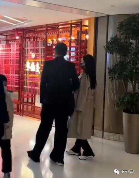 两年换了至少3个女朋友，他可真是一点空窗期都没有啊……