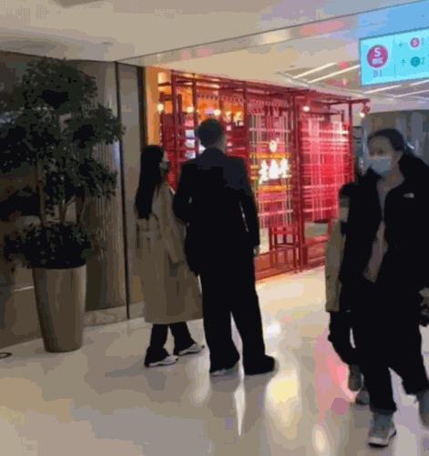 两年换了至少3个女朋友，他可真是一点空窗期都没有啊……