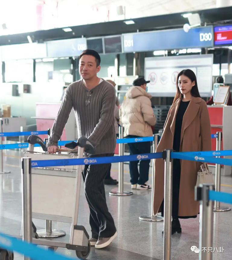 两年换了至少3个女朋友，他可真是一点空窗期都没有啊……