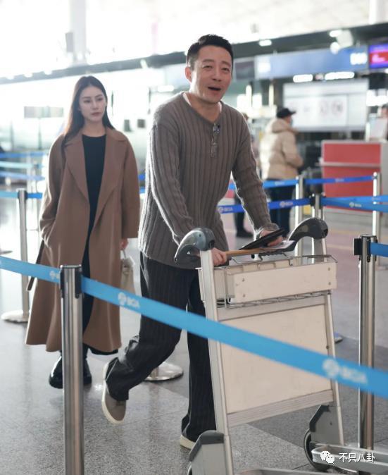 两年换了至少3个女朋友，他可真是一点空窗期都没有啊……