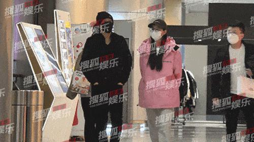 两年换了至少3个女朋友，他可真是一点空窗期都没有啊……