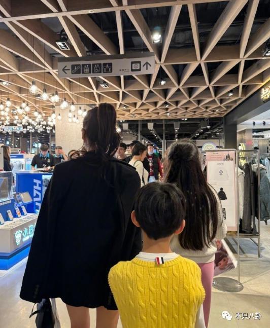 两年换了至少3个女朋友，他可真是一点空窗期都没有啊……