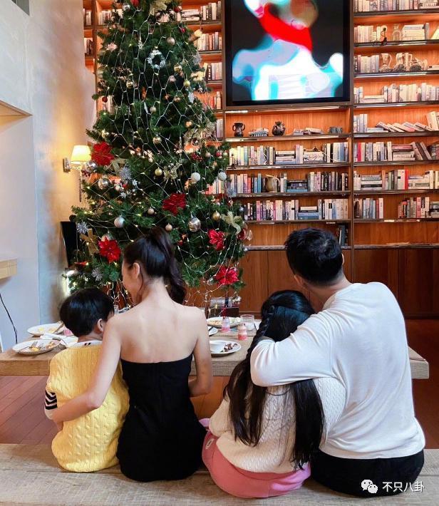 两年换了至少3个女朋友，他可真是一点空窗期都没有啊……