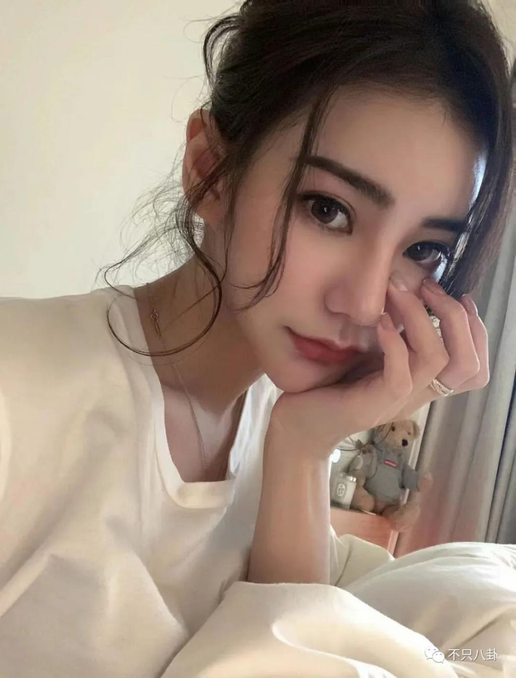 两年换了至少3个女朋友，他可真是一点空窗期都没有啊……