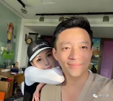 两年换了至少3个女朋友，他可真是一点空窗期都没有啊……