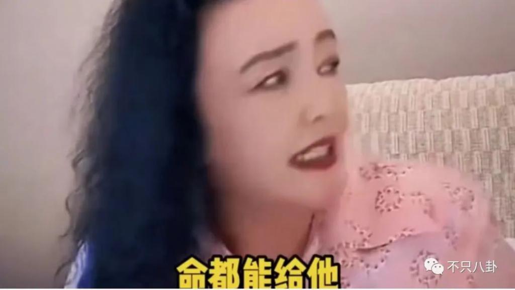 两年换了至少3个女朋友，他可真是一点空窗期都没有啊……