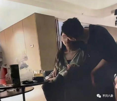 两年换了至少3个女朋友，他可真是一点空窗期都没有啊……