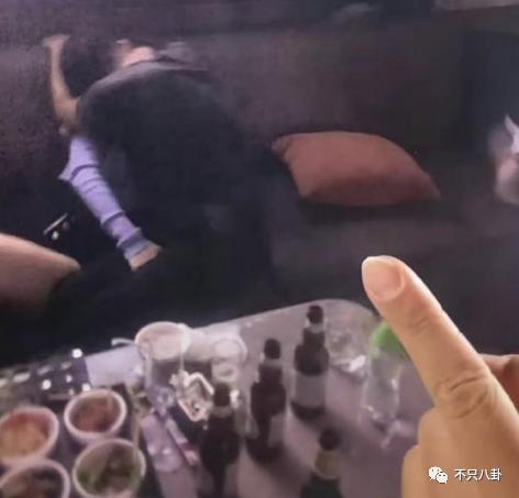 两年换了至少3个女朋友，他可真是一点空窗期都没有啊……