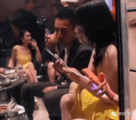 两年换了至少3个女朋友，他可真是一点空窗期都没有啊……