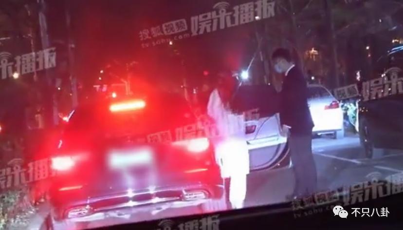 两年换了至少3个女朋友，他可真是一点空窗期都没有啊……