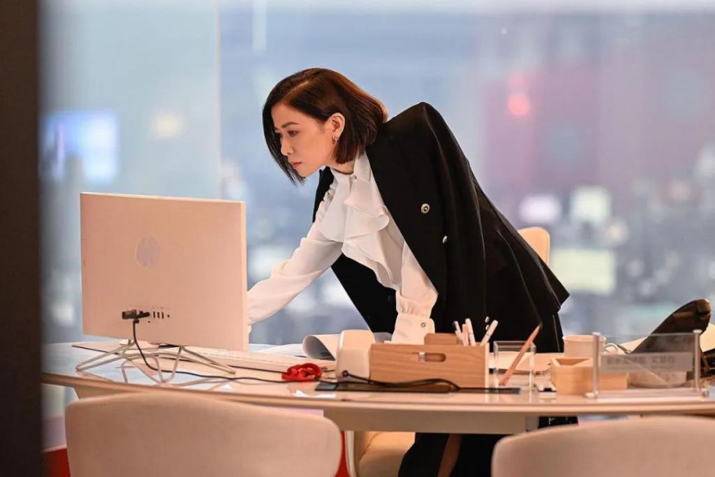 佘诗曼亲自揭秘港女不老传说，一天吃六顿，早晚一片面膜