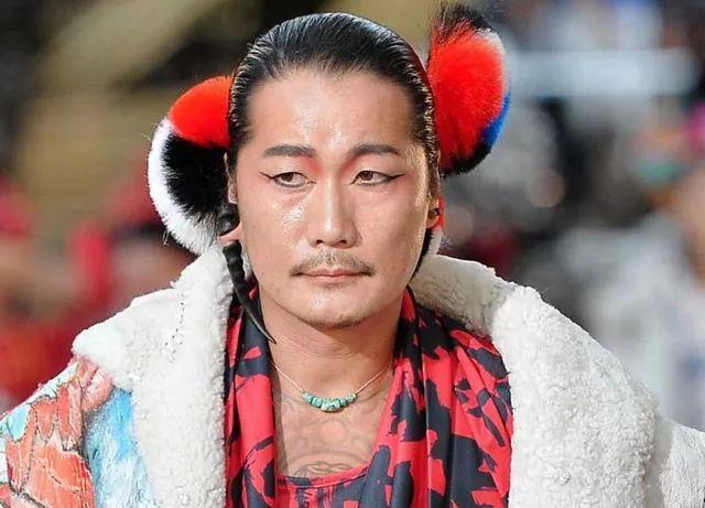 玉女天后玩出轨？这是在发什么疯