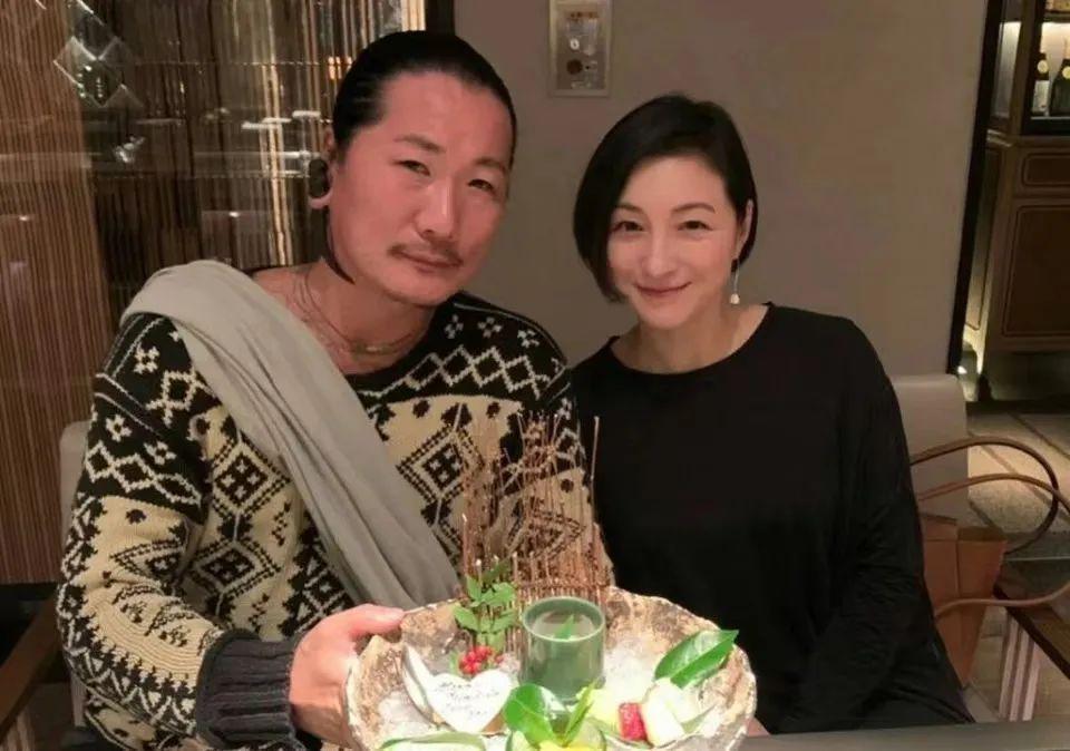 玉女天后玩出轨？这是在发什么疯
