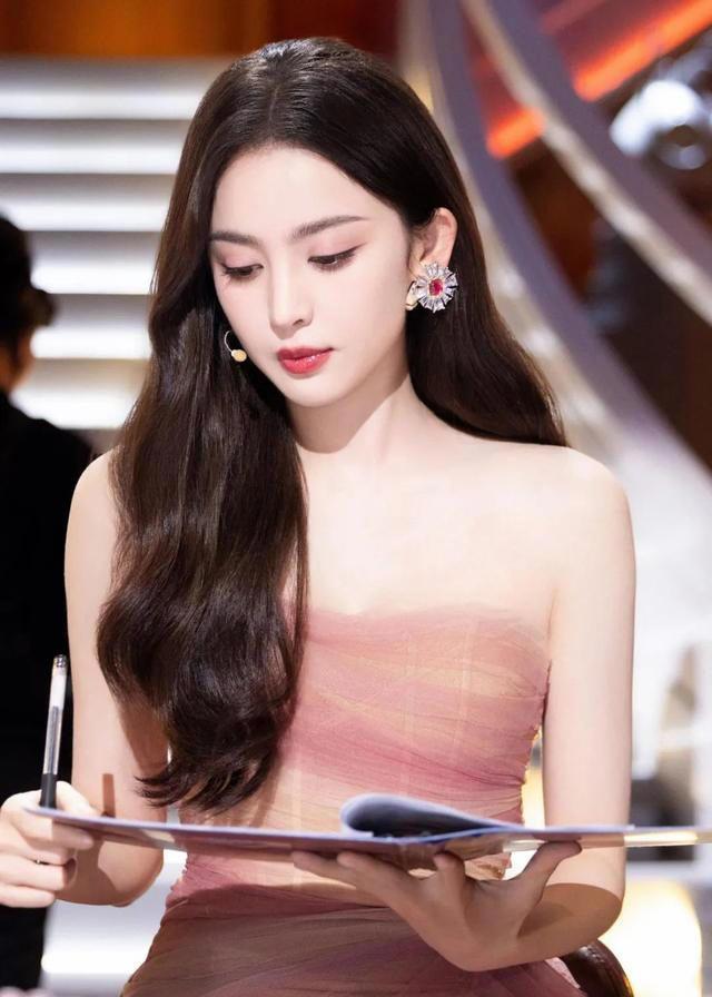 古力娜扎穿粉色抹胸长裙，搭配“草莓”妆容，美得令人窒息