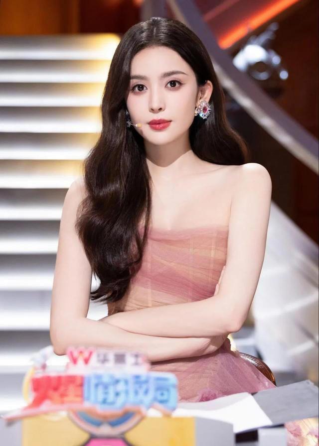 古力娜扎穿粉色抹胸长裙，搭配“草莓”妆容，美得令人窒息