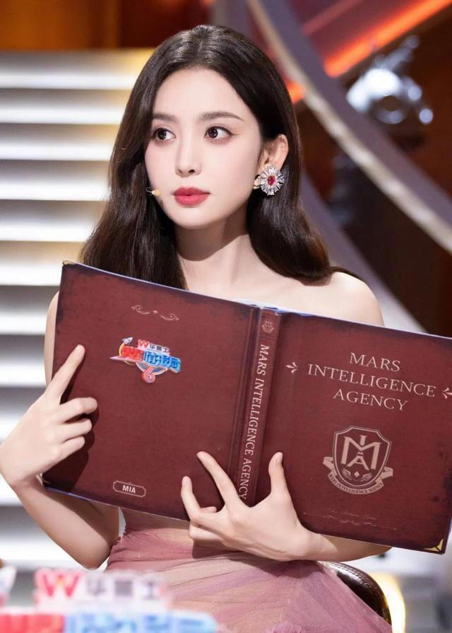 古力娜扎穿粉色抹胸长裙，搭配“草莓”妆容，美得令人窒息